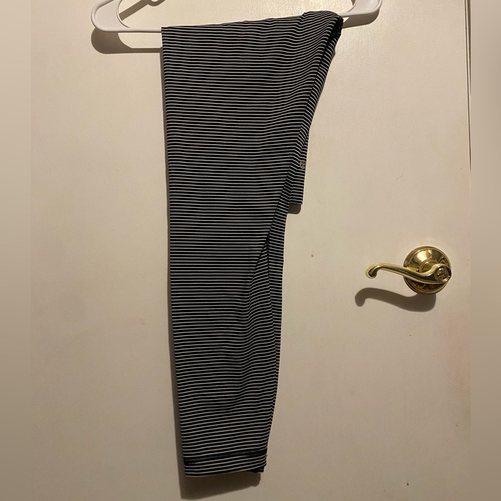 Lululemon size 8 black & white stripes Wunder Under High Rise 25 inch inseam